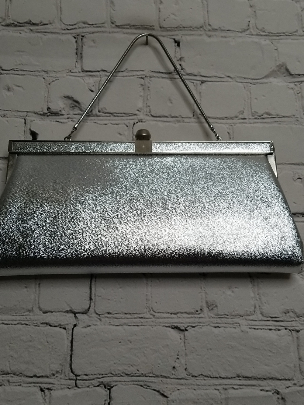 Source Unknown womens evening bag in silver color w/ silver snake chain GUC